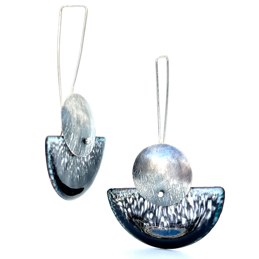 The luscious black and white enamel of the half moon has a marbled effect. The dark solid black at the bottom of the half moon shapes gradually turns into a lovely splash of black and white.