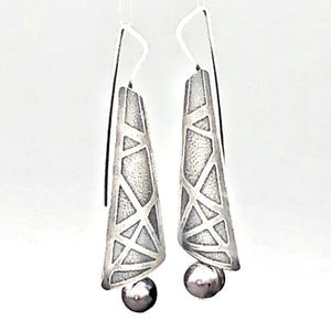 Sterling silver pearl dangle earrings.