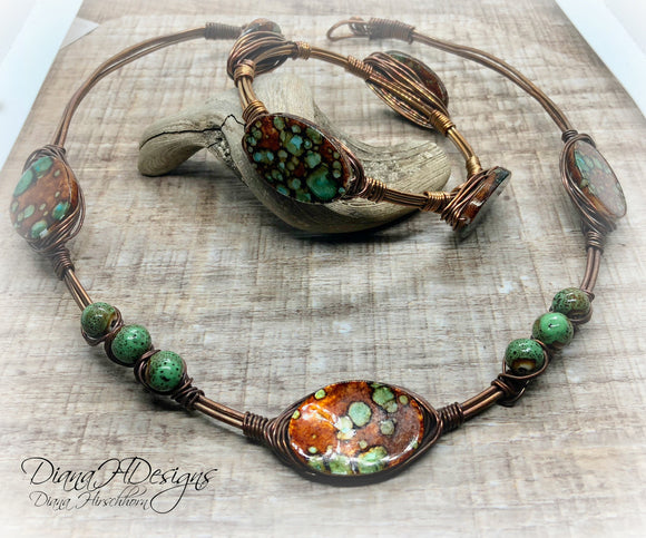 Copper and shell choker necklace.  Comfortable to wear, adjusts easily.  Green and bronze tones.