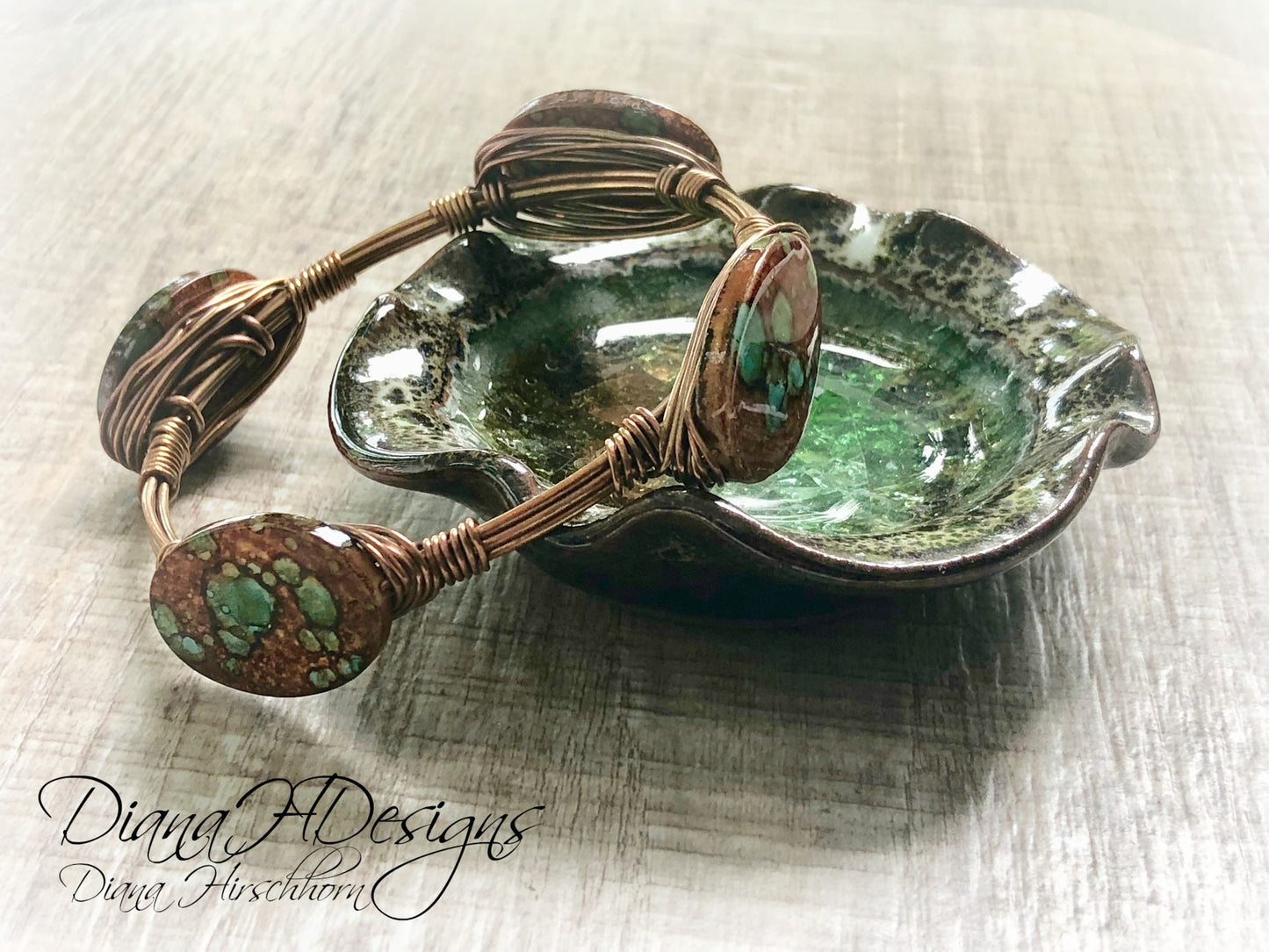 Copper and shell choker necklace.  Comfortable to wear, adjusts easily.  Green and bronze tones.